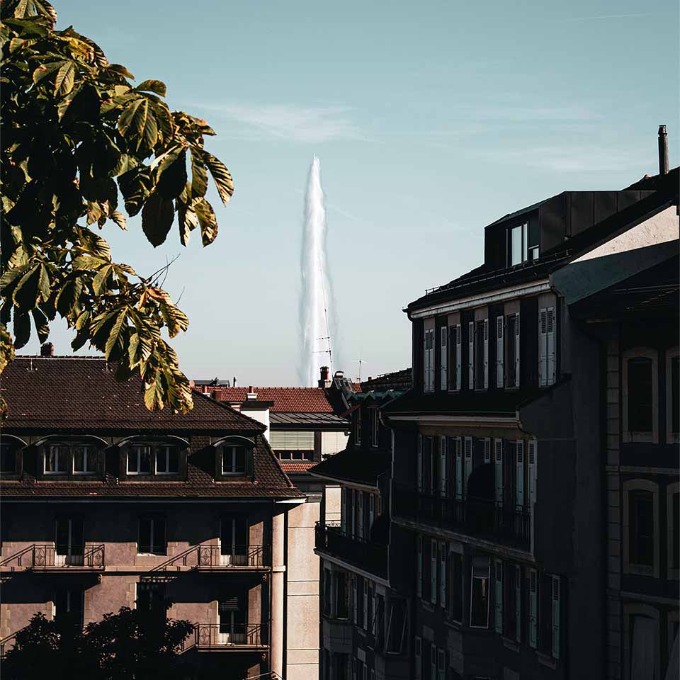 Mise en situation d'immeubles de Genève avec le jet d'eau, pour illustrer l'article d'Hestera
